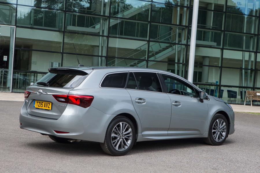  Toyota Avensis Touring Sports 2015 года  (UK) (фото 14 из 24)
